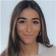 Estudiante universitaria imparte clases de apoyo